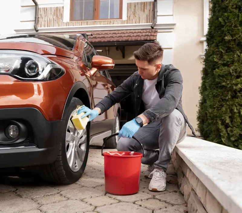 Lavage auto à domicile Chastel : professionnel intervenant sur un véhicule